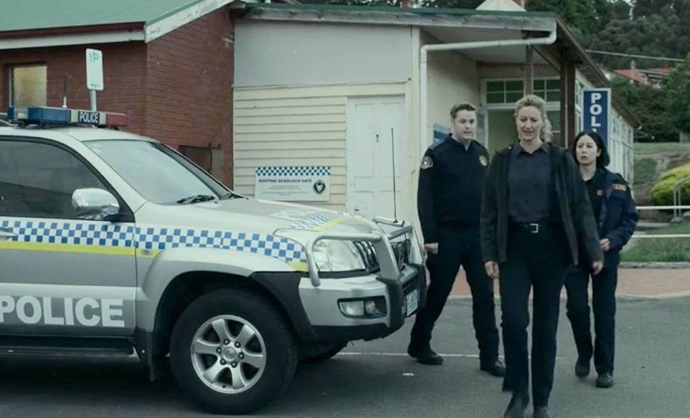 Maratone a série Deadloch de graça no YouCine!